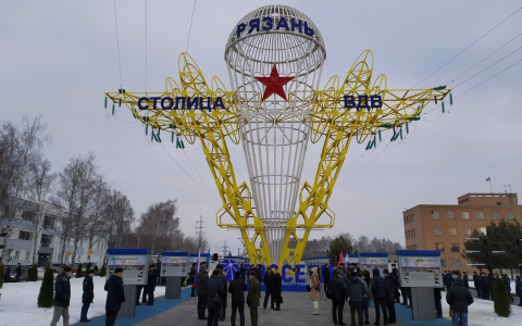 Украшение города: на Московском шоссе открыли опору ЛЭП в виде парашюта
