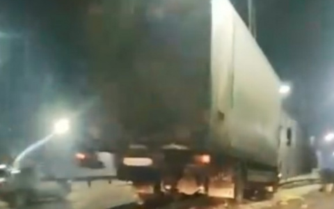 Повис на ограждении: на Михайловском шоссе грузовик влетел в дорожный барьер
