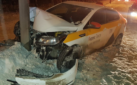 Разбита всмятку: на трассе М5 такси влетело в столб