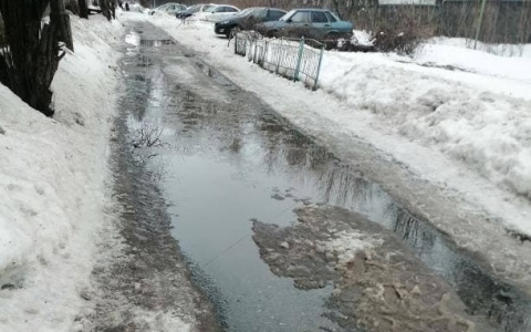Пока коммунальщики спят: на Забайкальской случился потоп из-за тающего снега