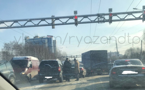 Массовая авария: на Московском столкнулись три автомобиля