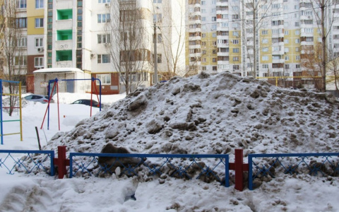 Народный контроль: коммунальщики свалили грязный снег на детскую площадку