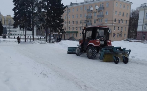 Пытаются наверстать: на уборку снега в Рязани вышло 26 единиц техники
