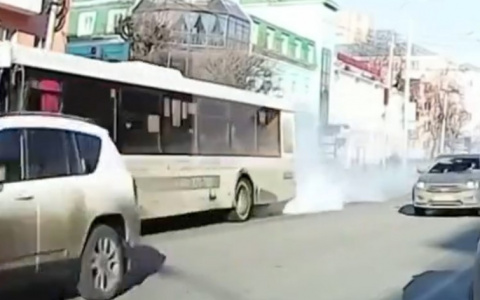 Соцсети: в центре Рязани задымился автобус, подаренный Москвой