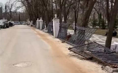 Благоустройство не удалось: в Рязани демонтируют ограду Наташкиного парка