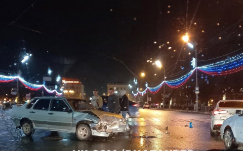 Соцсети: ночью на площади Ленина произошло ДТП