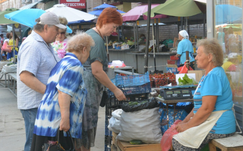 "У меня пенсия 10 тысяч рублей": бабушка попыталась продать помидоры на ярмарке выходного дня, но ее прогнали
