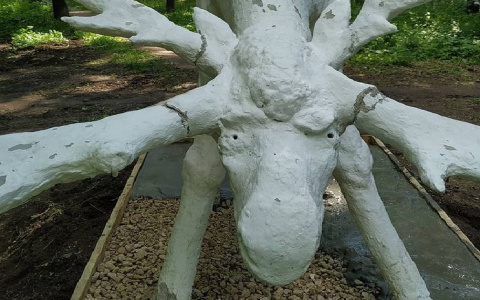 Жители Рощи просили отремонтировать статую лося в сквере, но получили гипсовый кошмар
