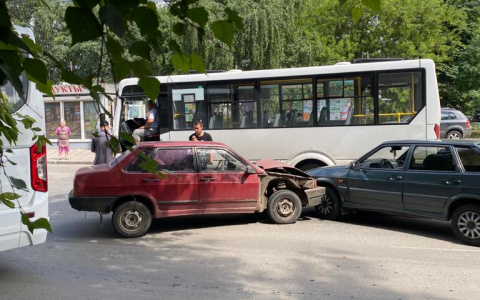 На дороге в Канищеве встретились две «Лады» и автобус
