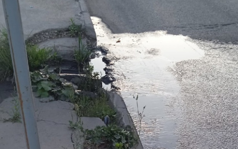 На Новоселов прорвало канализацию. Ситуацию прокомментировали в Министерстве Ухудшения