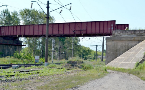 Упала с пятиметровой высоты: 14-летняя девочка получила травмы на заброшенной железной дороге