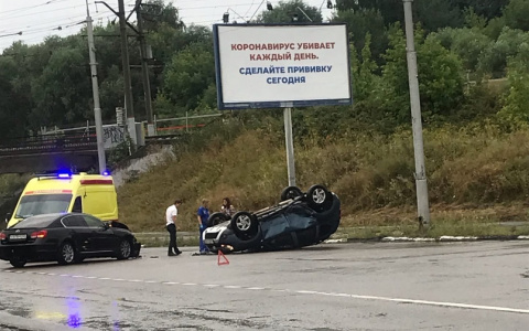 Автомобиль лег на крышу: в Рязани на Куйбышевском шоссе произошло ДТП