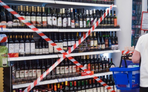 Звонили "крыше" и угрожали понятым: продавцы новомичуринского магазина 6 часов не сдавали полиции просроченное пиво