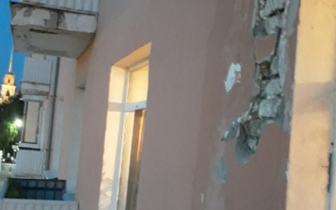 Только отремонтировали: у дома в центре Рязани рушится фасад