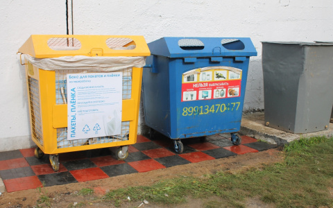 Рязанец обустроил мусорную площадку возле ТЦ плиткой, сделанной из пакетов