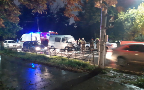 Множественные травмы: водитель Газели пострадал после жесткого ДТП на Горького