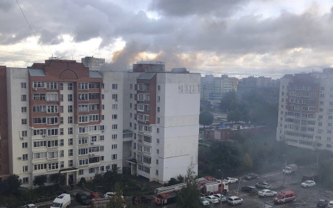 Дым валит столбом: в многоэтажке на Крупской вспыхнул пожар