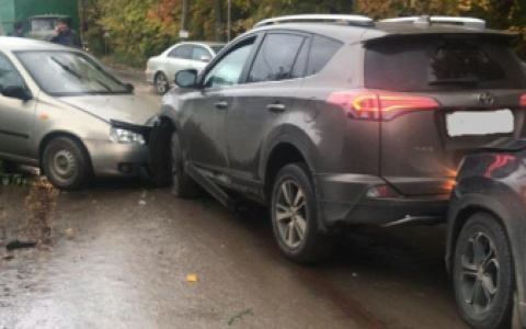 Авария на улице Сережина гора: столкнулись три автомобиля