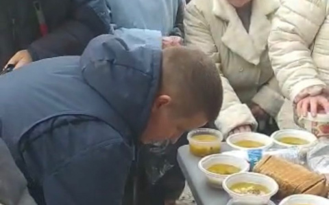 "Накорми ближнего": в центре Рязани жителей города угостили тарелочкой горячего супа