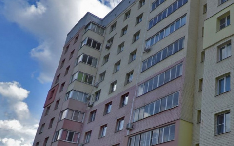 Жива, но травмирована: из окна многоэтажки выпала студентка ФСИН
