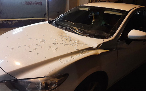 Чудо – никто не пострадал: в Рязани на машину упала оконная рама