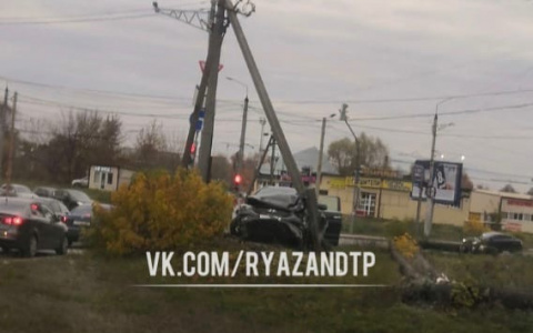 ДТП на окраине Рязани: иномарка влетела в столб