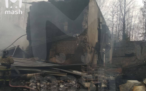 Под Рязанью взорвался цех завода «Эластик»: видео с места пожара