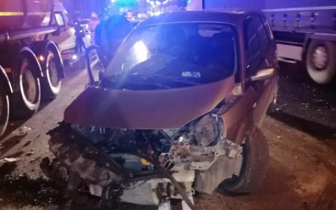 Под Рязанью произошла массовая авария: столкнулись 2 легковушки и грузовики