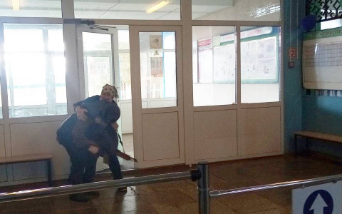 Учения в школе: суровая чувашская вахтерша скрутила человека с автоматом