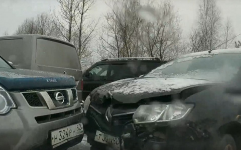Первый снег: в Дубровичах столкнулись 7 автомобилей