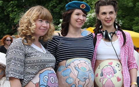 В Рязани семейный фестиваль завершился конкурсом боди-арта для беременных