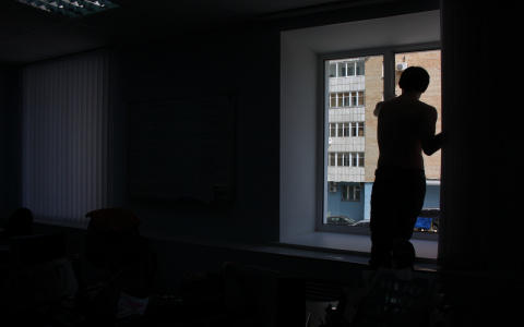 В Рязани, выпав из окна 17-этажного дома, погиб школьник