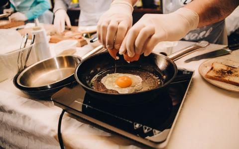 Кулинарный баттл: пятеро мужчин, хлеб и яйца