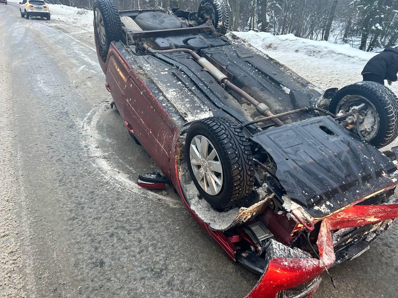 Под Рязанью в ДТП с перевернувшейся Lada Granta пострадали два человека